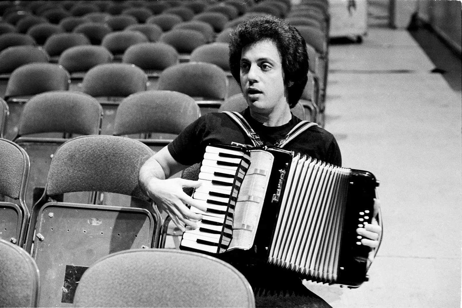 Билли Джоэл раскрывает тайны своей жизни в трейлере документалки "And So It Goes"