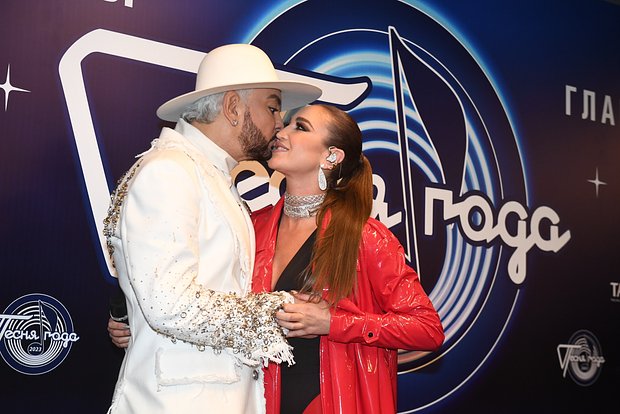 Филипп Киркоров и Ольга Бузова на сцене во время совместного выступления