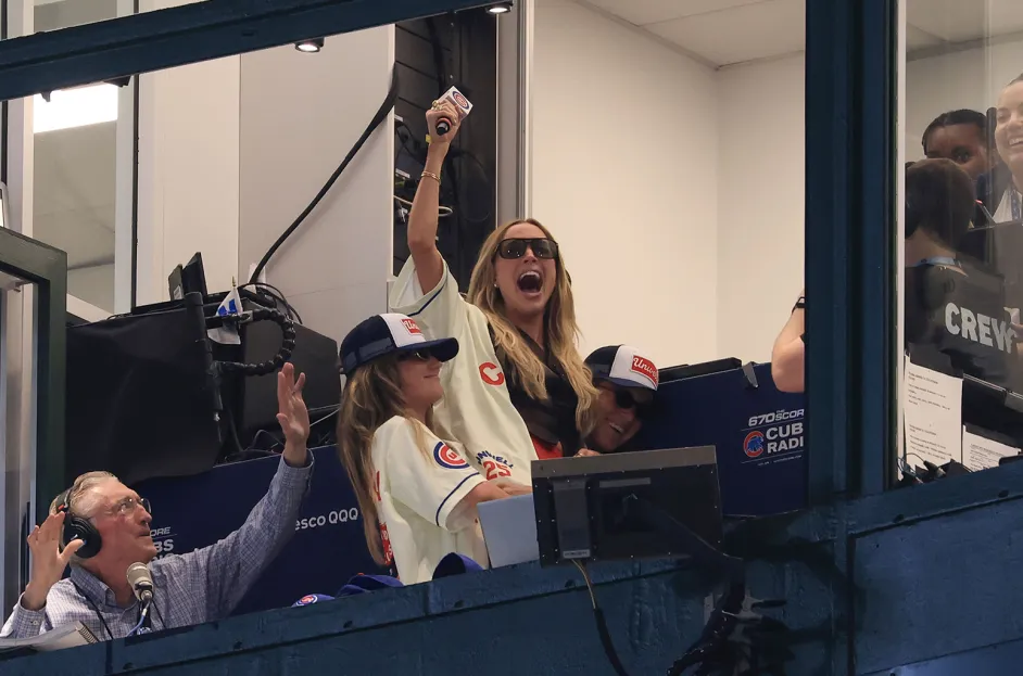 Alex Cooper провалила гимн бейсбола: «Call Her Daddy» наделала шуму в Чикаго