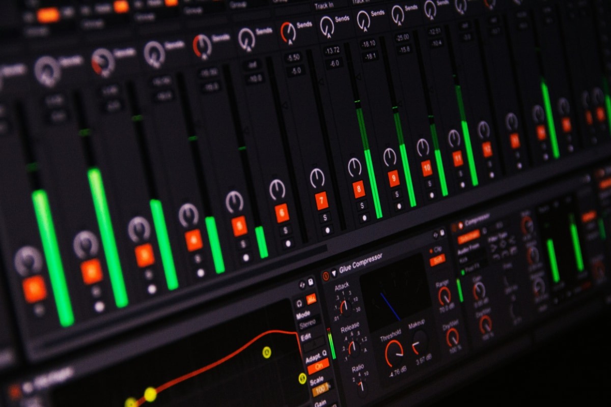 Производство музыки для начинающих: DAW, сведение, мастеринг, звукозапись