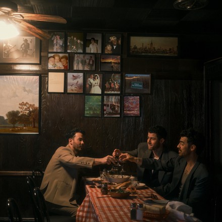 Триумфальный переворот: Jonas Brothers перезагружают культовый хит «Stayin’ Alive»